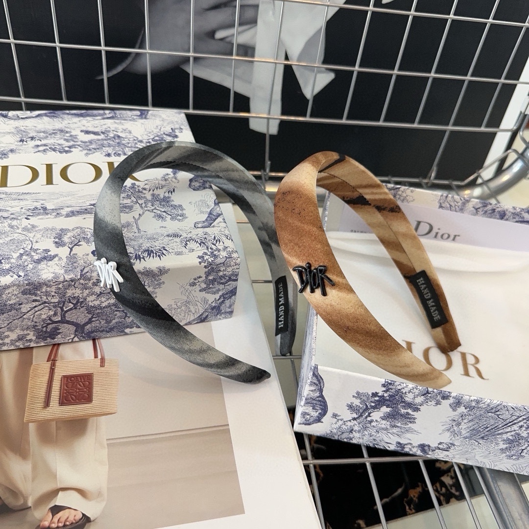 NO:280735,P with packaging box Dior D letter fashionable headband, dazzling style and gradient colors!  Lady style, simple and versatile, essential items for young ladies, hairpins, dior, dior, hairpins19860909P 配包装盒 Dior（迪奥） D字母时尚发箍,炫风渐变色彩！淑女风范,简单又百搭,小姐姐必备单品发饰,发夹,dior,dior,hairpins,accessory