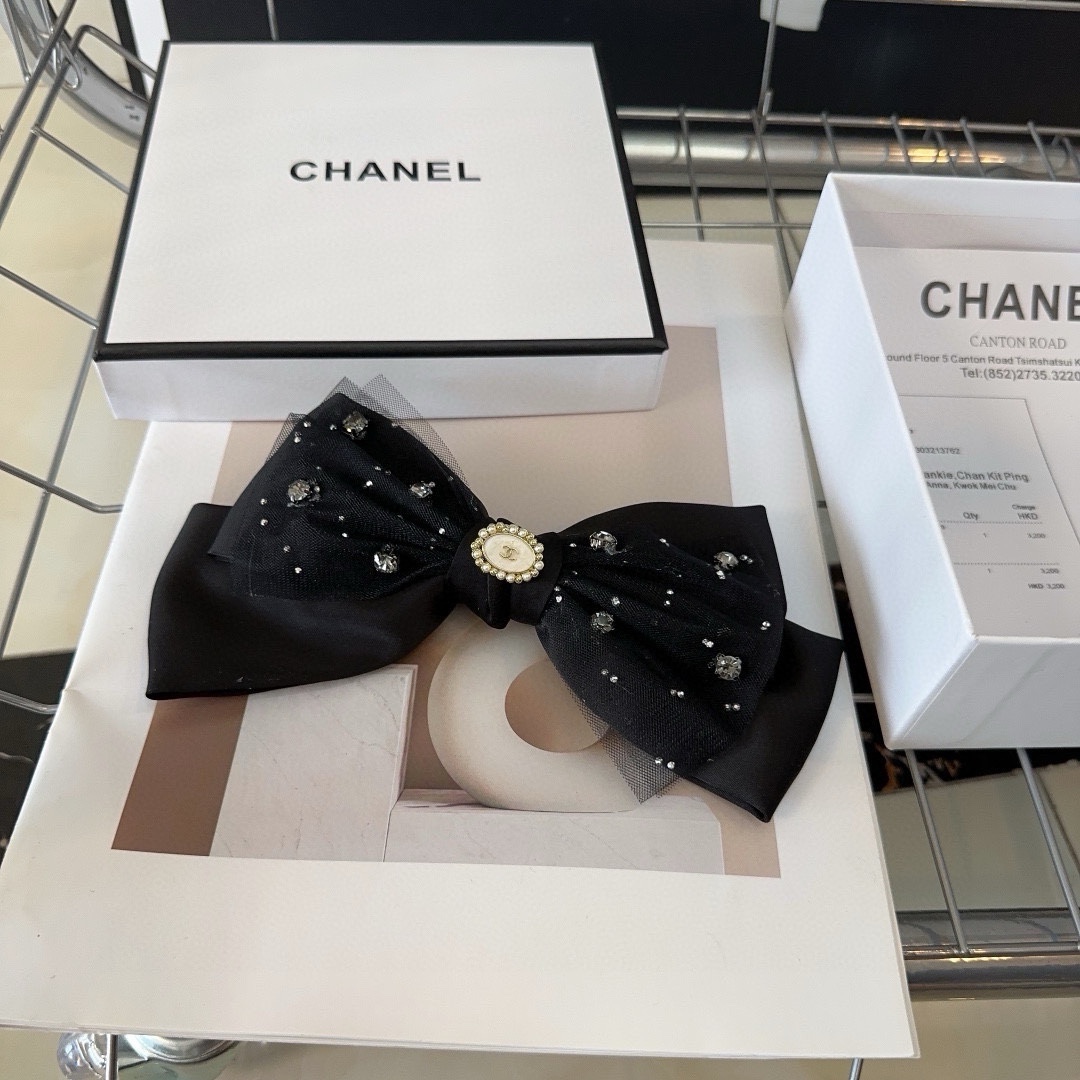 NO:280703,P with packaging box Chanel (Chanel) latest small-scent hot spring hairpin, super beautiful!  A very famous lady style, a must-have for a little fairy... Hair accessories, hairpins, chanel, chanel, hairpins19860909P 配包装盒 Chanel (香奈儿)最新款小香爆款弹簧发夹,超级好看！名媛范儿十足,小仙女必备…发饰,发夹,chanel,chanel,hairpins,accessory