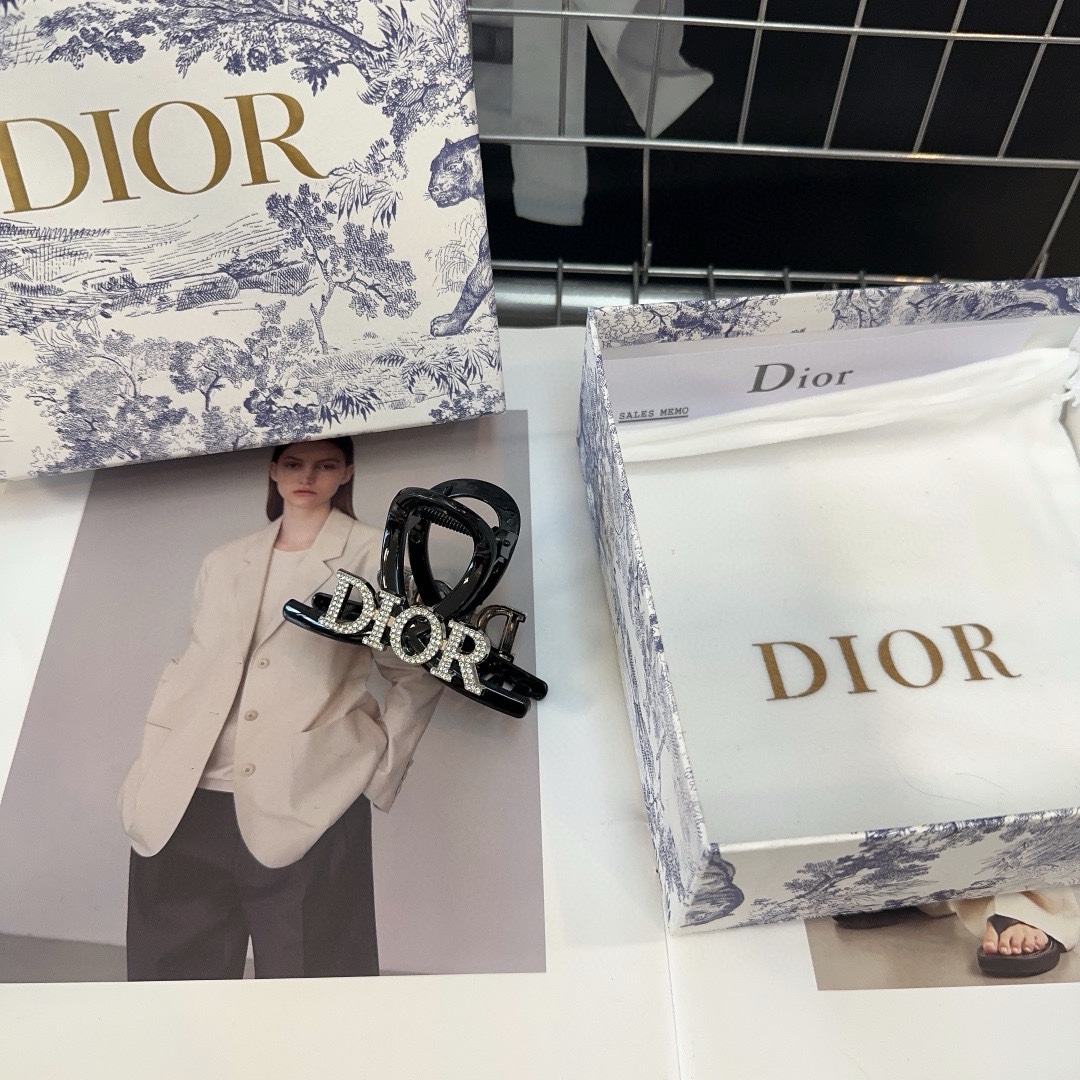 NO:280988,With packaging box Dior new D letter clip, fashionable and versatile!  Simple and practical, essential hair accessories, hairpins, dior, dior, hairpins19860909配包装盒 Dior（迪奥）新款D字母抓夹,时尚百搭！简单实用 小姐姐必备发饰,发夹,dior,dior,hairpins,accessory