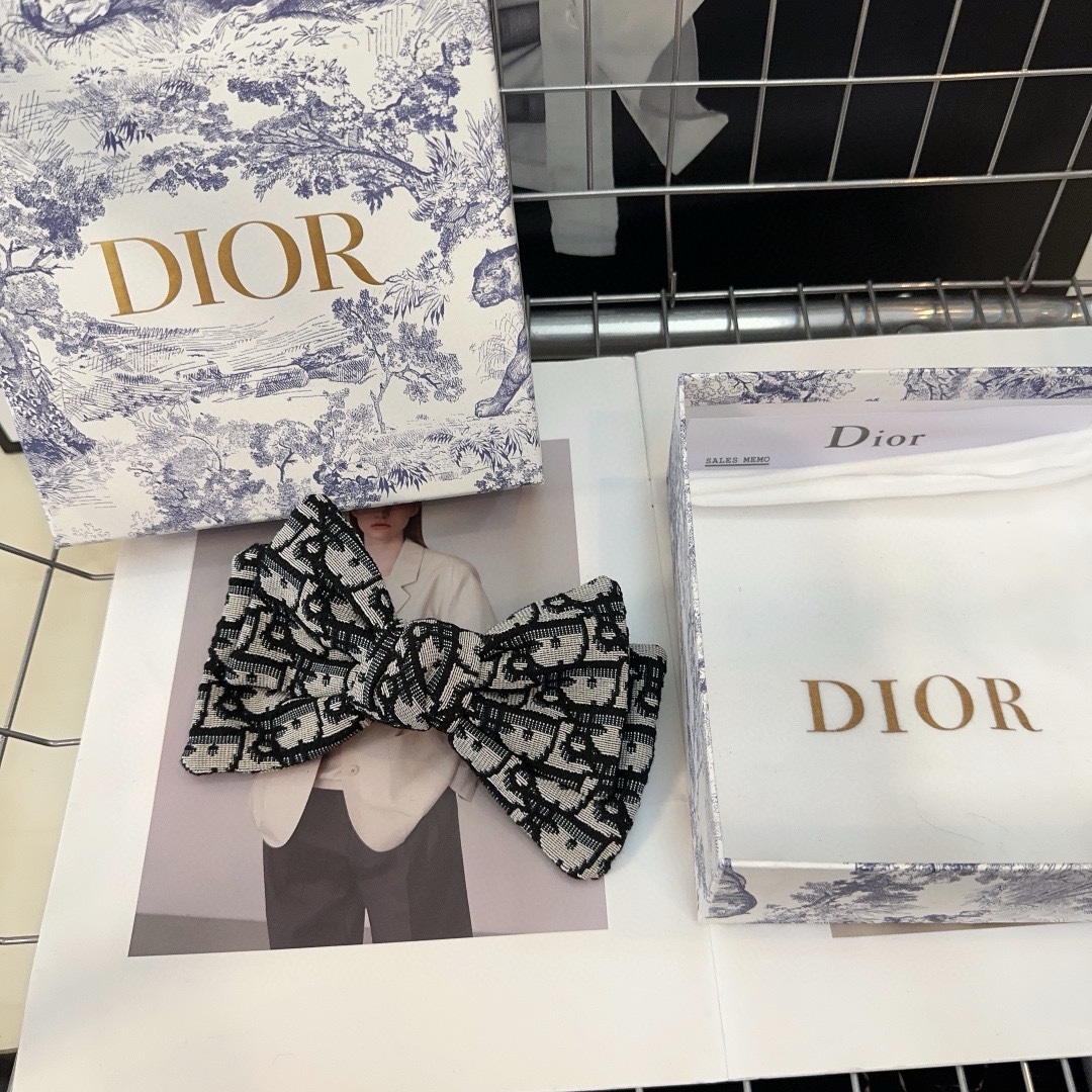 NO:281002,With packaging box Dior new letter spring clip, fashionable and versatile!  Simple and practical, essential hair accessories, hairpins, dior, dior, hairpins19860909配包装盒 Dior（迪奥）新款字母弹簧夹,时尚百搭！简单实用 小姐姐必备发饰,发夹,dior,dior,hairpins,accessory