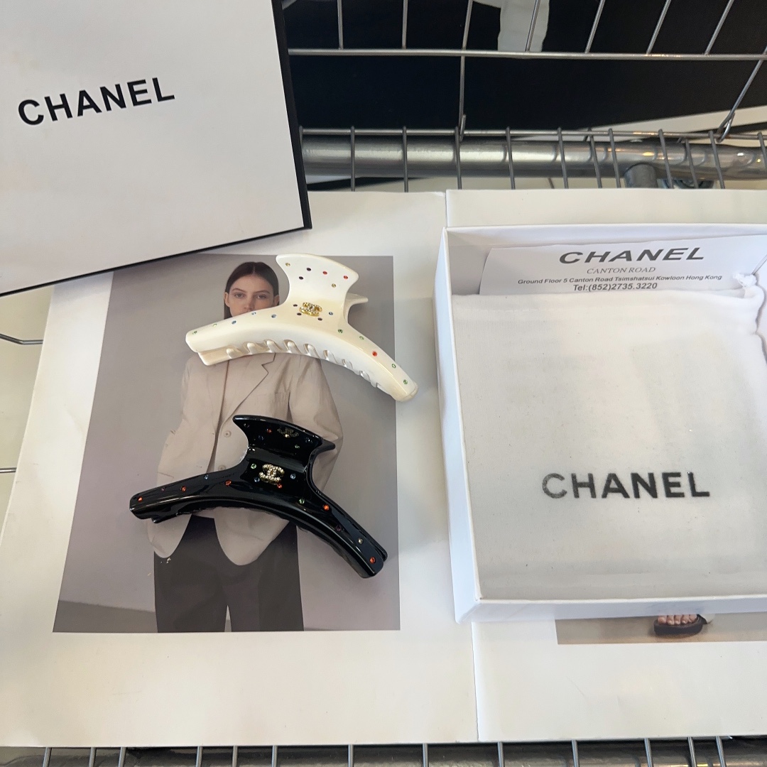 NO:281021,P with packaging box (single) Chanel's latest small fragrance clip, simple and practical, fashionable and trendy!  A must-have for fairies…hair accessories, hairpins, chanel, chanel, hairpins19860909P 配包装盒（单个） Chanel (香奈儿)最新小香抓夹,简单实用,时尚潮流！小仙女必备…发饰,发夹,chanel,chanel,hairpins,accessory