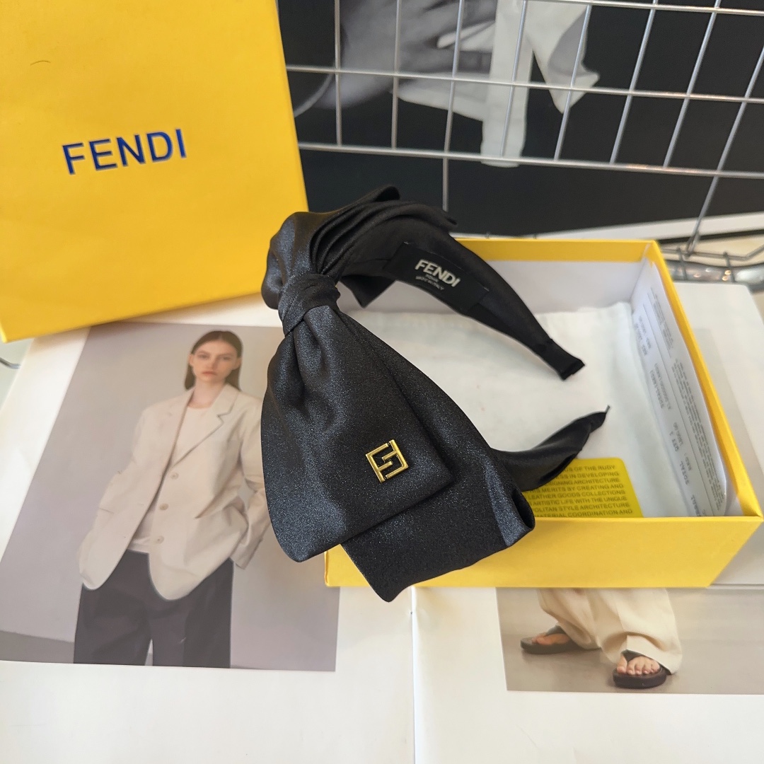 NO:281025,P with packaging box FENDI's new F headband, retro temperament and beauty, simple and versatile!  The young lady closed her eyes and went into...hair accessories, hairpins, fendi, fendi, hairpins19860909P 配包装盒 FENDI（芬迪）新款F发箍,复古气质美,简约百搭！小姐姐闭眼入…发饰,发夹,fendi,fendi,hairpins,accessory