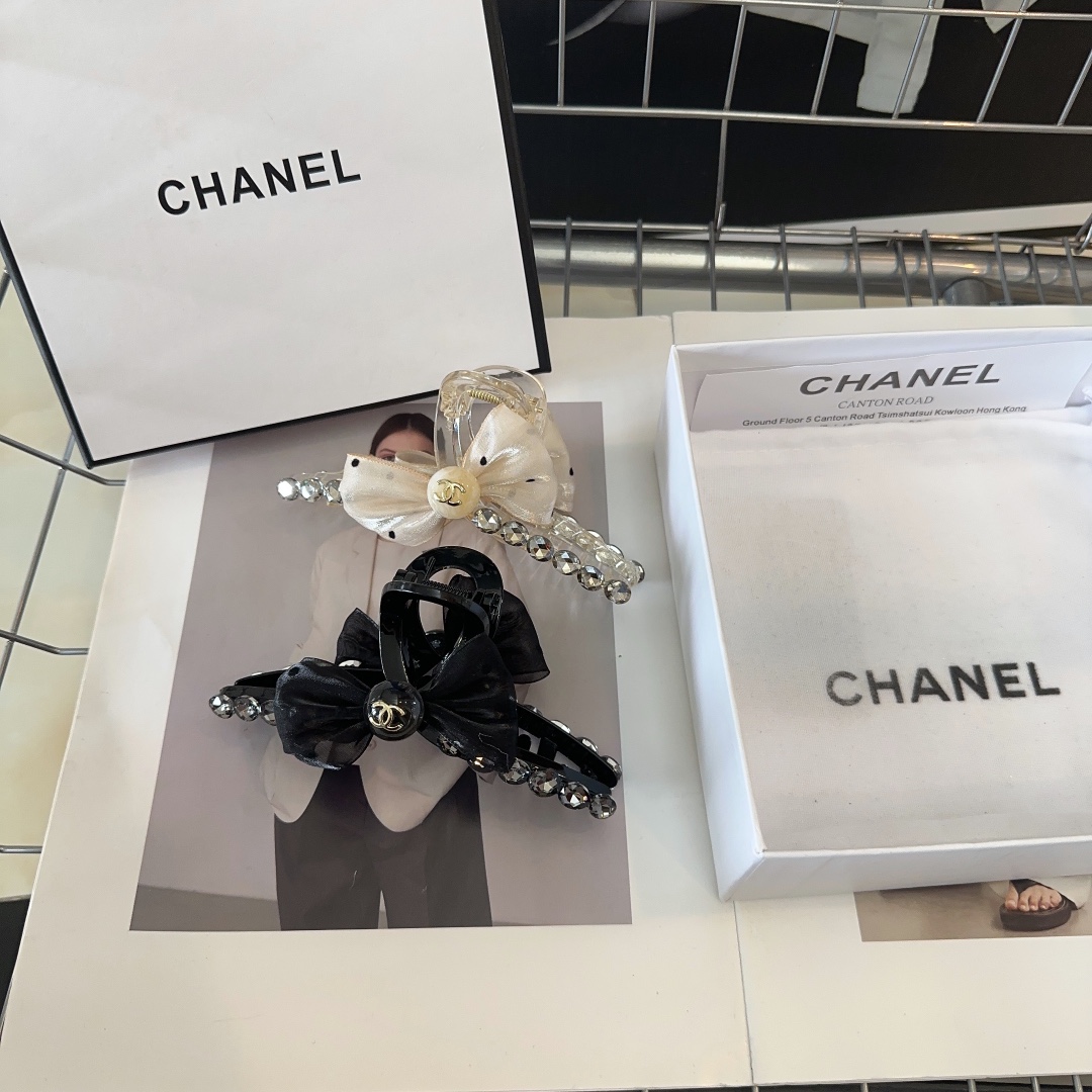 NO:281030,P with packaging box Chanel (Chanel) latest small-scented clip, excellent quality!  A very famous lady style, a must-have for a little fairy... Hair accessories, hairpins, chanel, chanel, hairpins19860909P 配包装盒 Chanel (香奈儿)最新款小香爆款抓夹,质量超赞！名媛范儿十足,小仙女必备…发饰,发夹,chanel,chanel,hairpins,accessory
