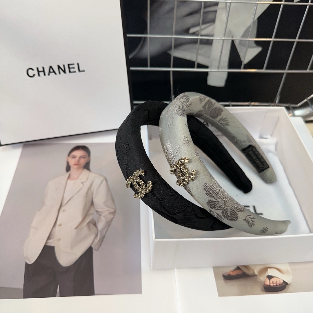NO:281040,P with packaging box Chanel's latest small fragrant hairband, simple and practical, fashionable and trendy!  A must-have for fairies…hair accessories, hairpins, chanel, chanel, hairpins19860909P 配包装盒 Chanel (香奈儿)最新小香发箍,简单实用,时尚潮流！小仙女必备…发饰,发夹,chanel,chanel,hairpins,accessory