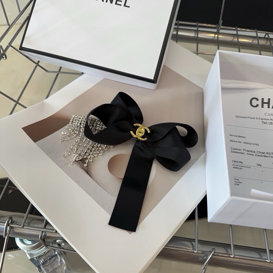 NO:281044,P with packaging box Chanel (Chanel) latest small-scent hot spring hairpin, super beautiful!  A very famous lady style, a must-have for a little fairy... Hair accessories, hairpins, chanel, chanel, hairpins19860909P 配包装盒 Chanel (香奈儿)最新款小香爆款弹簧发夹,超级好看！名媛范儿十足,小仙女必备…发饰,发夹,chanel,chanel,hairpins,accessory