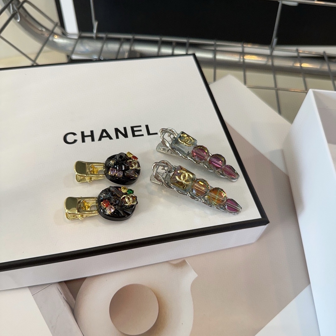 NO:281046,With packaging box (a pair) Chanel (Chanel) latest small fragrance edge clip bang clip, fantasy color series, super beautiful!  A must-have for fairies…hair accessories, hairpins, chanel, chanel, hairpins19860909配包装盒（一对） Chanel (香奈儿)最新小香边夹刘海夹,幻彩系列,超级好看！小仙女必备…发饰,发夹,chanel,chanel,hairpins,accessory