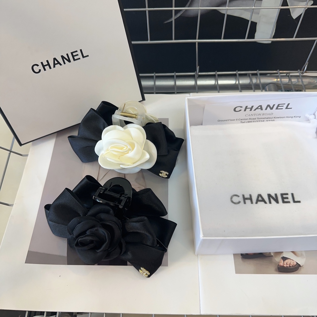NO:281029,P with packaging box Chanel's latest style of small fragrant camellia clip, super beautiful!  A very famous lady style, a must-have for a little fairy... Hair accessories, hairpins, chanel, chanel, hairpins19860909P 配包装盒 Chanel (香奈儿)最新款小香山茶花抓夹,超级好看！名媛范儿十足,小仙女必备…发饰,发夹,chanel,chanel,hairpins,accessory