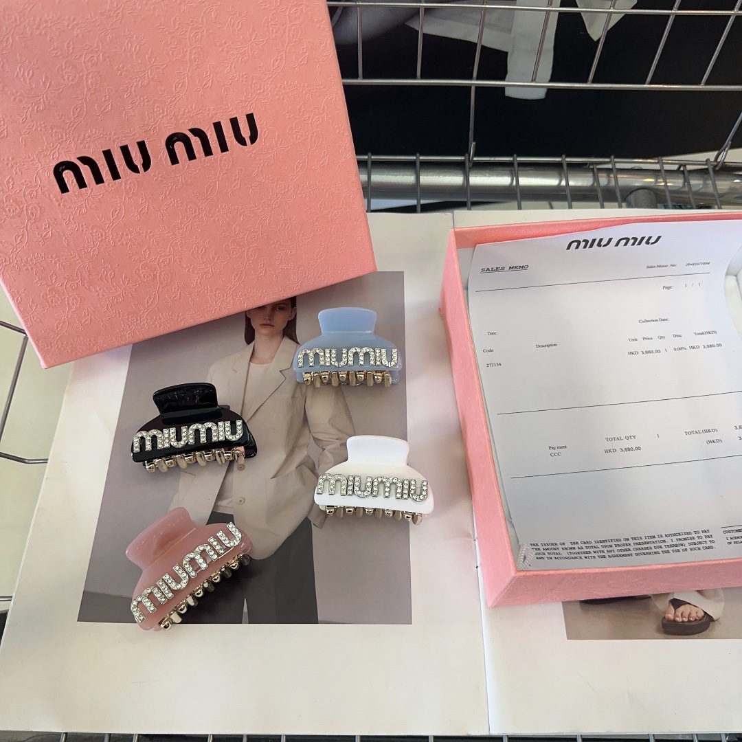 NO:281033,P with packaging box, miumiu new letter clip, popular internet celebrity style!  Simple and elegant, practical and versatile, worth buying!  Hair accessories, hairpins, miumiu, hairpins19860909P 配包装盒 miumiu新款字母小抓夹,网红爆款！简单优雅,实用百搭,值得入手！发饰,发夹,miumiu,hairpins,accessory