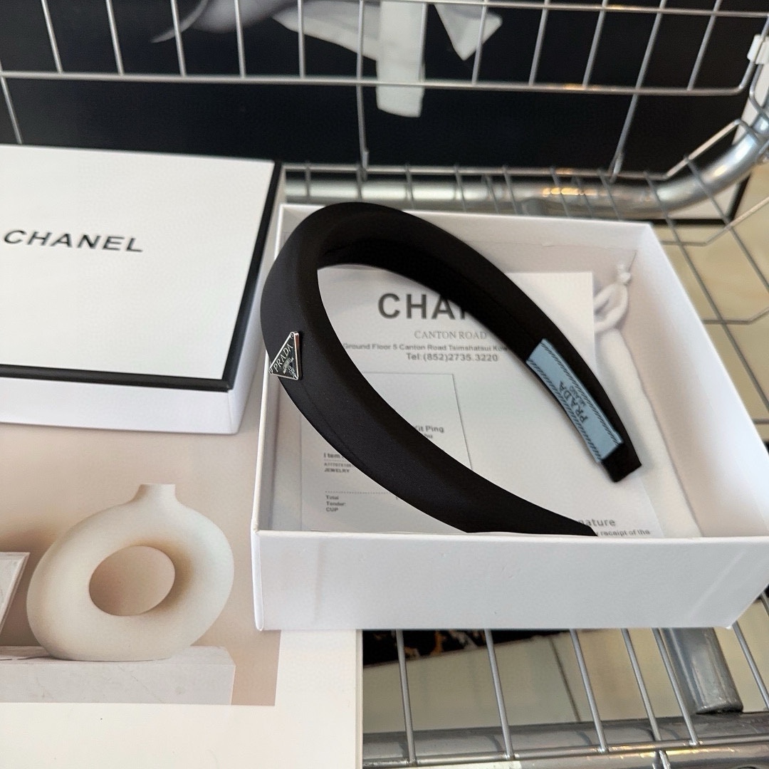 NO:281039,P with packaging box PRADA hairband, fashionable and casual, elegant lady is worth buying, very easy to match, elegant hair accessories, hairpins, prada, prada, hairpins19860909P 配包装盒 PRADA（普拉达）发箍,时尚休闲,优雅的小姐姐值得入手 非常好搭配 气质有品位发饰,发夹,prada,prada,hairpins,accessory
