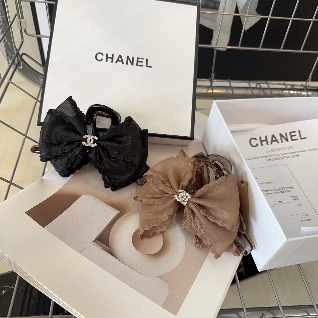 NO:281049,P with packaging box Chanel's latest small fragrance clip, full of celebrity style!  The elegant little fairy looks over and it is very worth buying a hair accessories, hairpins, chanel, chanel, hairpins19860909P 配包装盒 Chanel（香奈儿）最新款小香抓夹,名媛范十足！优雅的小仙女看过来,非常值得入手一款发饰,发夹,chanel,chanel,hairpins,accessory