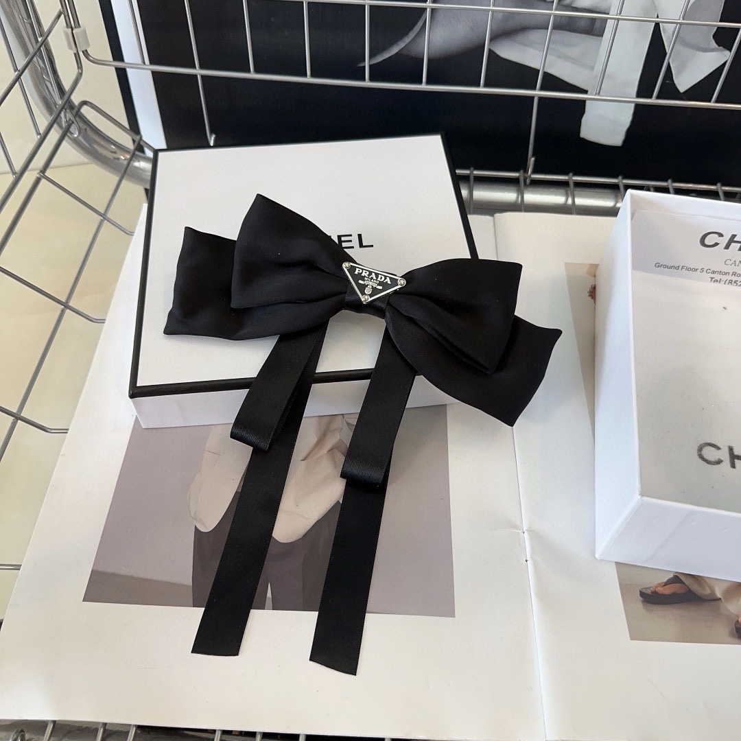 NO:281050,P with packaging box PRADA (Prada) spring top clip, a popular internet celebrity, an elegant lady is worth buying!  Very easy to match hair accessories, hairpins, prada, prada, hairpins19860909P 配包装盒 PRADA（普拉达）弹簧顶夹,网红爆款,优雅的小姐姐值得入手！非常好搭配 发饰,发夹,prada,prada,hairpins,accessory