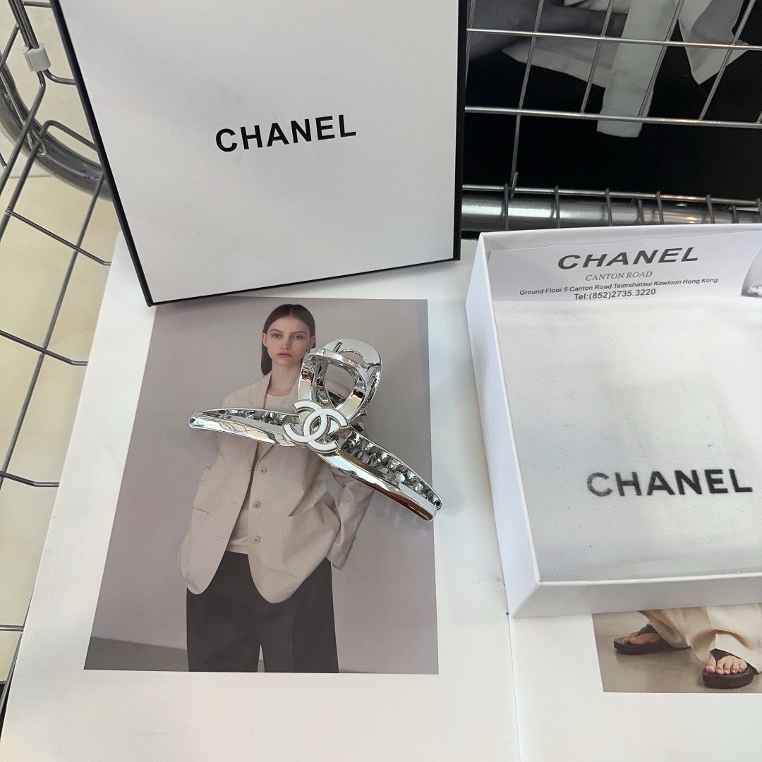 NO:281051,P with packaging box Chanel's latest small fragrance clip, simple and practical, fashionable and trendy!  A must-have for fairies…hair accessories, hairpins, chanel, chanel, hairpins19860909P 配包装盒 Chanel (香奈儿)最新小香抓夹 简单实用,时尚潮流！小仙女必备…发饰,发夹,chanel,chanel,hairpins,accessory