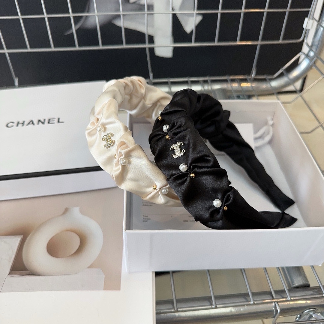 NO:281199,P with packaging box Chanel (Chanel) is a very beautiful little fragrant pearl headband, a beautiful one!  Fashionable products, must-have for little fairies...Hair accessories, hairpins, chanel, chanel, hairpins19860909P 配包装盒 Chanel (香奈儿)非常好看的小香珍珠发箍,绝美的一款！时尚潮品,小仙女必备…发饰,发夹,chanel,chanel,hairpins,accessory