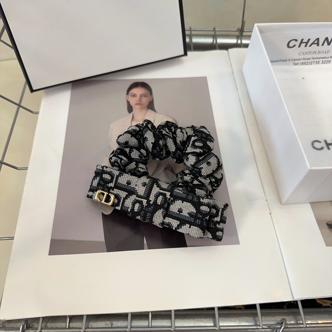 NO:281203,With packaging box Dior's new D letter hair ring, fashionable and versatile!  Simple and practical, essential hair accessories, hairpins, dior, dior, hairpins19860909配包装盒 Dior（迪奥）新款D字母发圈,时尚百搭！简单实用 小姐姐必备发饰,发夹,dior,dior,hairpins,accessory