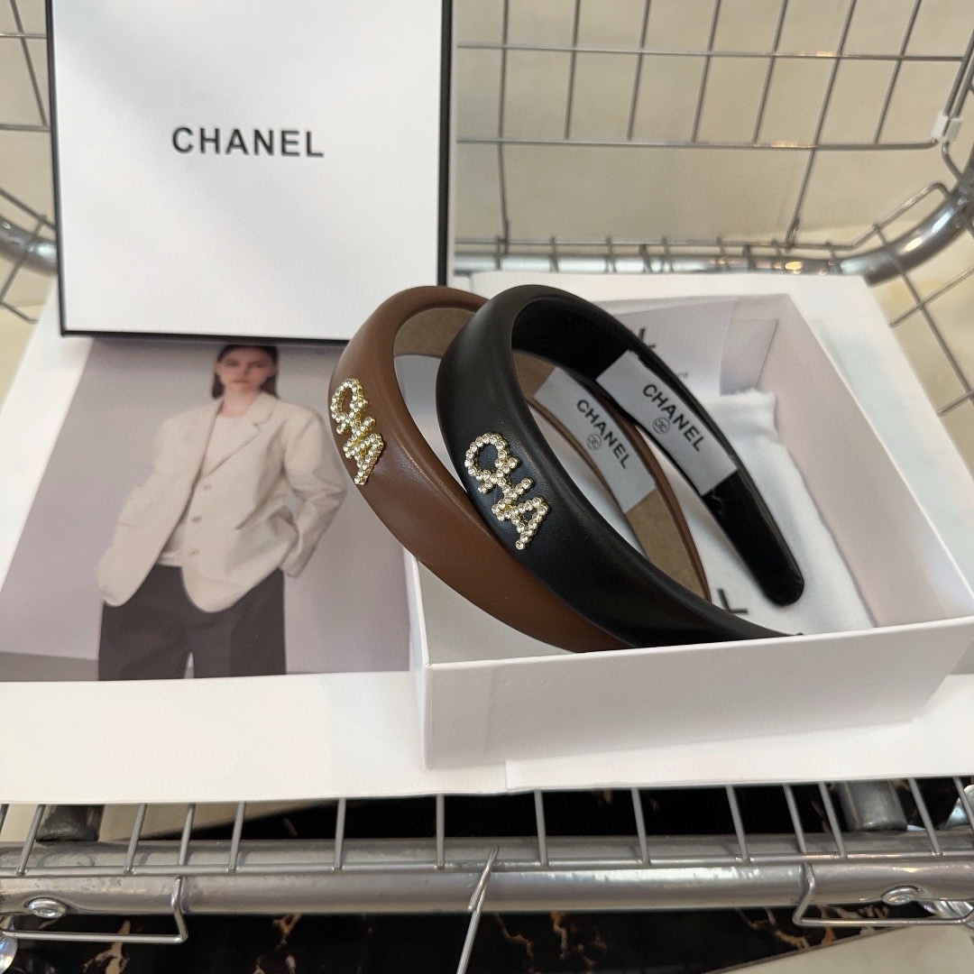 NO:281235,P with packaging box Chanel's latest small fragrant hairband, simple and practical, fashionable and trendy!  A must-have for fairies…hair accessories, hairpins, chanel, chanel, hairpins19860909P 配包装盒 Chanel (香奈儿)最新小香发箍,简单实用,时尚潮流！小仙女必备…发饰,发夹,chanel,chanel,hairpins,accessory