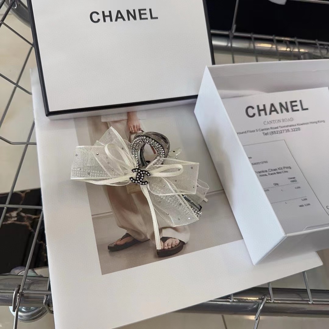 NO:281084,P with packaging box Chanel (Chanel) new small fragrance clip, shiny little diamonds and beautiful lace, are so beautiful!  Goddess must have…hair accessories, hairpins, chanel, chanel, hairpins19860909P 配包装盒 Chanel (香奈儿)新款小香抓夹,闪亮的小钻石搭配唯美的蕾丝,实在太美了！女神必备…发饰,发夹,chanel,chanel,hairpins,accessory
