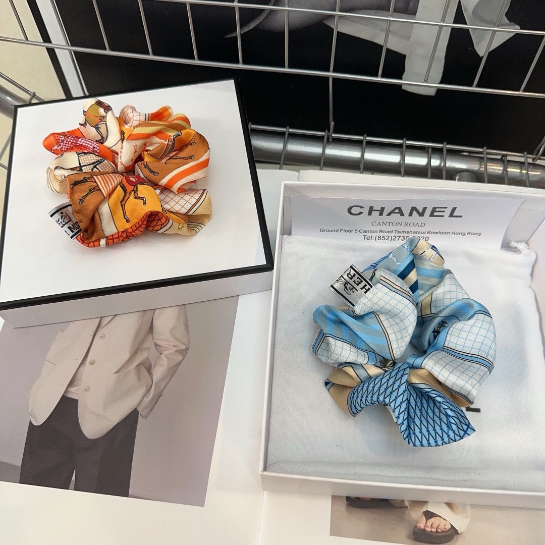 NO:281092,P package box HERMES (Hermes) new war horse hair ring, fashionable and stylish, elegant and very easy to match!  A must-have for young ladies…hair accessories, hairpins, hermes, hermes, hairpins19860909P 配包装盒 HERMES（爱马仕）新款战马发圈,时尚潮流,气质大方,非常好搭配！小姐姐必备…发饰,发夹,hermes,hermes,hairpins,accessory