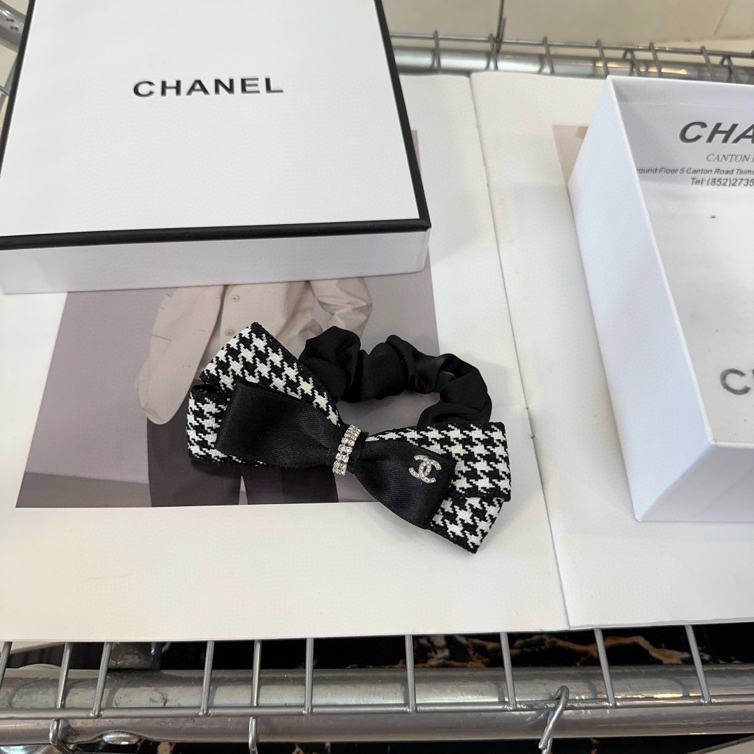 NO:281094,P with packaging box Chanel (Chanel) latest style of Houndstooth hair ring, super beautiful!  A very famous lady style, a must-have for a little fairy... Hair accessories, hairpins, chanel, chanel, hairpins19860909P 配包装盒 Chanel (香奈儿)最新款小香千鸟格发圈,超级好看！名媛范儿十足,小仙女必备…发饰,发夹,chanel,chanel,hairpins,accessory