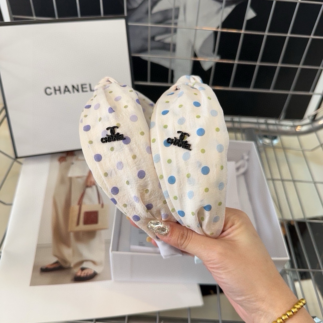 NO:281098,P with packaging box Chanel's latest small shampoo dot headband, simple and practical, fashionable and trendy!  A must-have for fairies…hair accessories, hairpins, chanel, chanel, hairpins19860909P 配包装盒 Chanel (香奈儿)最新小香波点发箍,简单实用,时尚潮流！小仙女必备…发饰,发夹,chanel,chanel,hairpins,accessory