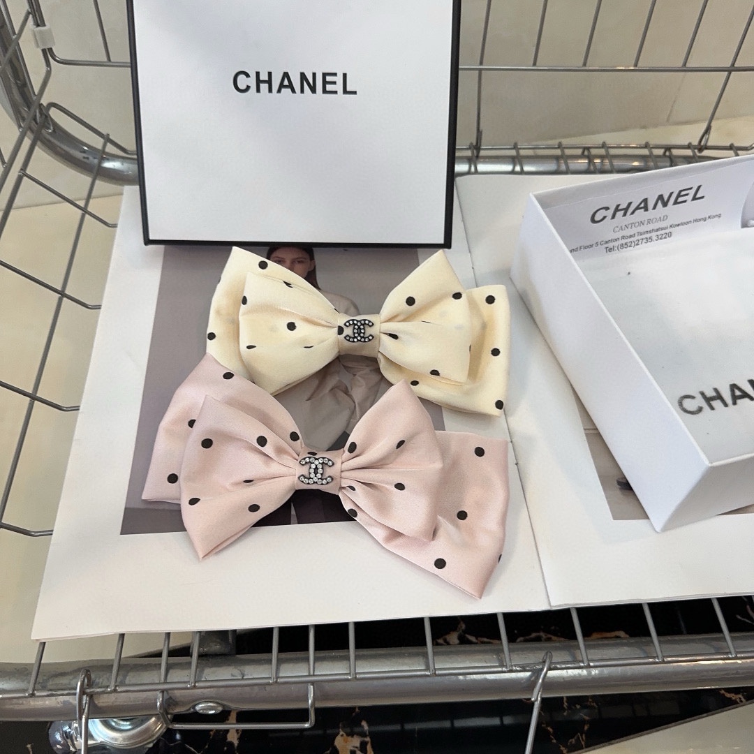 NO:281113,P with packaging box Chanel (Chanel) latest small-scent hot spring hairpin, super beautiful!  A very famous lady style, a must-have for a little fairy... Hair accessories, hairpins, chanel, chanel, hairpins19860909P 配包装盒 Chanel (香奈儿)最新款小香爆款弹簧发夹,超级好看！名媛范儿十足,小仙女必备…发饰,发夹,chanel,chanel,hairpins,accessory