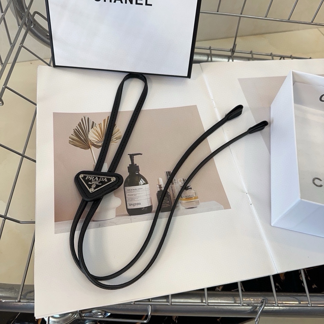 NO:281387,P with packaging box PRADA (Prada) P home popular tie knot, tasteful temperament, fashionable and versatile!  Essential hair accessories, hairpins, prada, prada, hairpins, ties19860909P 配包装盒 PRADA（普拉达）P家爆款领带结,气质有品位,时尚百搭！人手必备发饰,发夹,prada,prada,hairpins,ties,accessory