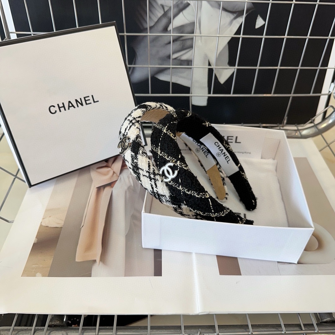 NO:281389,P with packaging box Chanel's latest small fragrant headband, super beautiful!  A very famous lady style, a must-have for a little fairy... Hair accessories, hairpins, chanel, chanel, hairpins19860909P 配包装盒 Chanel (香奈儿)最新款小香发箍,超级好看！名媛范儿十足,小仙女必备…发饰,发夹,chanel,chanel,hairpins,accessory
