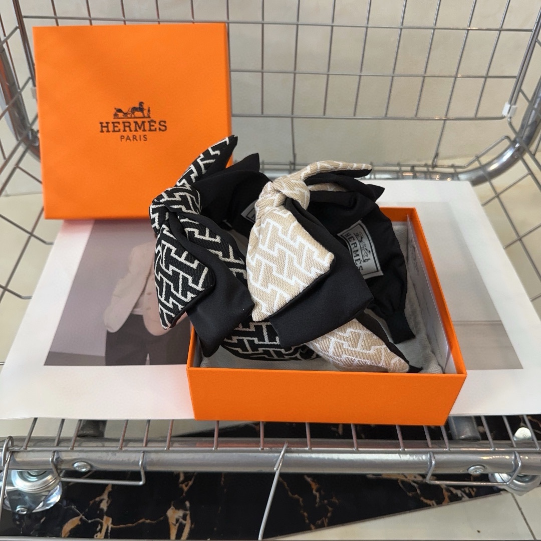 NO:281391,P with packaging box HERMES (Hermes) new H headband, fashionable and trendy, practical and versatile!  Necessary hair accessories for young ladies, hairpins, hermes, hermes, hairpins19860909P 配包装盒 HERMES（爱马仕）新款H发箍,时尚潮流,实用百搭！小姐姐必备发饰,发夹,hermes,hermes,hairpins,accessory