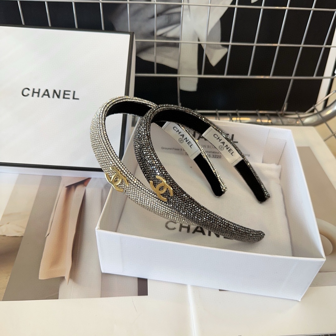 NO:281393,P with packaging box Chanel's latest small incense headband, full diamond series.  Simple and practical, fashionable and trendy!  A must-have for fairies…hair accessories, hairpins, chanel, chanel, hairpins19860909P 配包装盒 Chanel (香奈儿)最新小香发箍,满钻系列．简单实用,时尚潮流！小仙女必备…发饰,发夹,chanel,chanel,hairpins,accessory