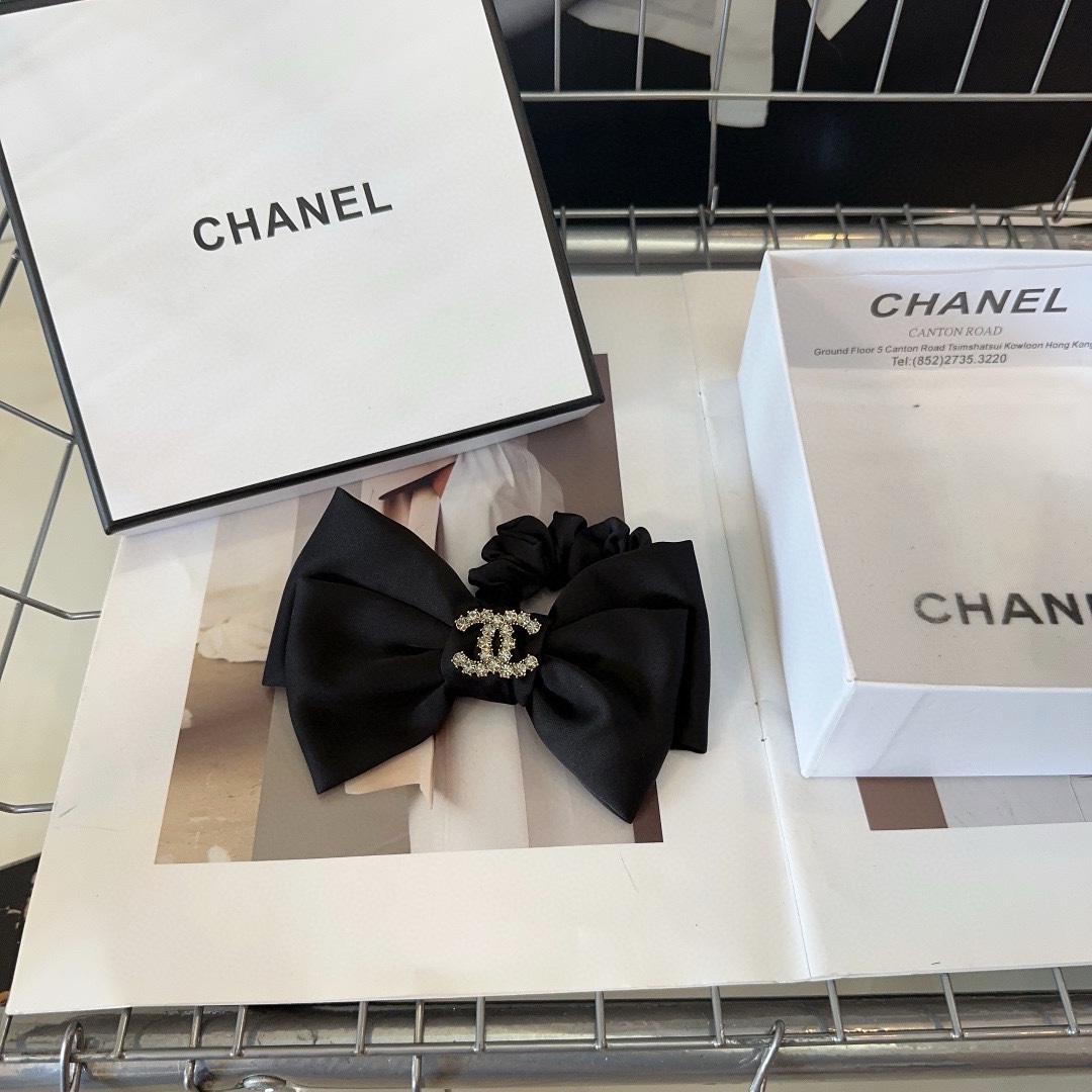 NO:281364,P with packaging box Chanel (Chanel)'s latest small fragrance hits the scene, super beautiful!  A very famous lady style, a must-have for a little fairy... Hair accessories, hairpins, chanel, chanel, hairpins19860909P 配包装盒 Chanel (香奈儿)最新款小香爆款发圈,超级好看！名媛范儿十足,小仙女必备…发饰,发夹,chanel,chanel,hairpins,accessory