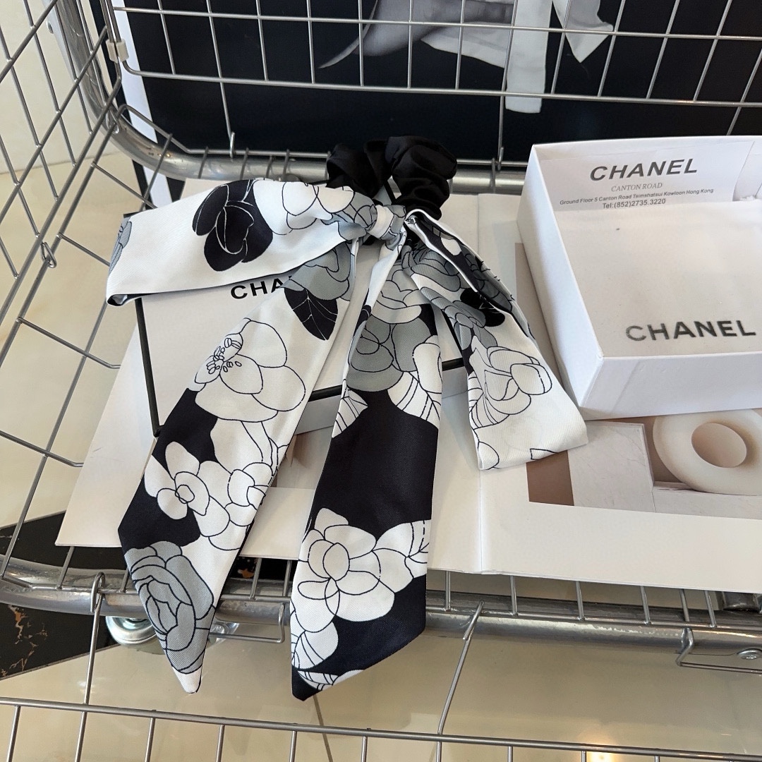 NO:281367,P with packaging box Chanel's latest style of small fragrant camellia hair ring, super beautiful!  A very famous lady style, a must-have for a little fairy... Hair accessories, hairpins, chanel, chanel, hairpins19860909P 配包装盒 Chanel (香奈儿)最新款小香山茶花发圈,超级好看！名媛范儿十足,小仙女必备…发饰,发夹,chanel,chanel,hairpins,accessory