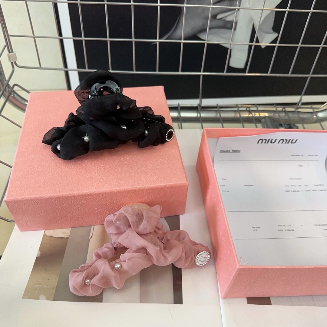 NO:281370,P packing box miumiu new letter clip simple and elegant, practical and versatile, worth buying!  Hair accessories, hairpins, miumiu, hairpins19860909P 配包装盒 miumiu新款字母抓夹 简单优雅,实用百搭,值得入手！发饰,发夹,miumiu,hairpins,accessory