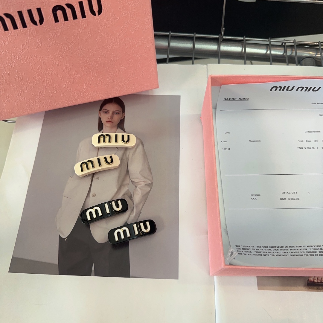 NO:281373,P with packaging box Miumiu's new letter small edge clip bang clip, popular internet celebrity style!  Simple and elegant, practical and versatile!  Black and white hair accessories, hairpins, miumiu, hairpins19860909P 配包装盒 miumiu新款字母小边夹刘海夹,网红爆款！简单优雅,实用百搭！黑,白两色发饰,发夹,miumiu,hairpins,accessory