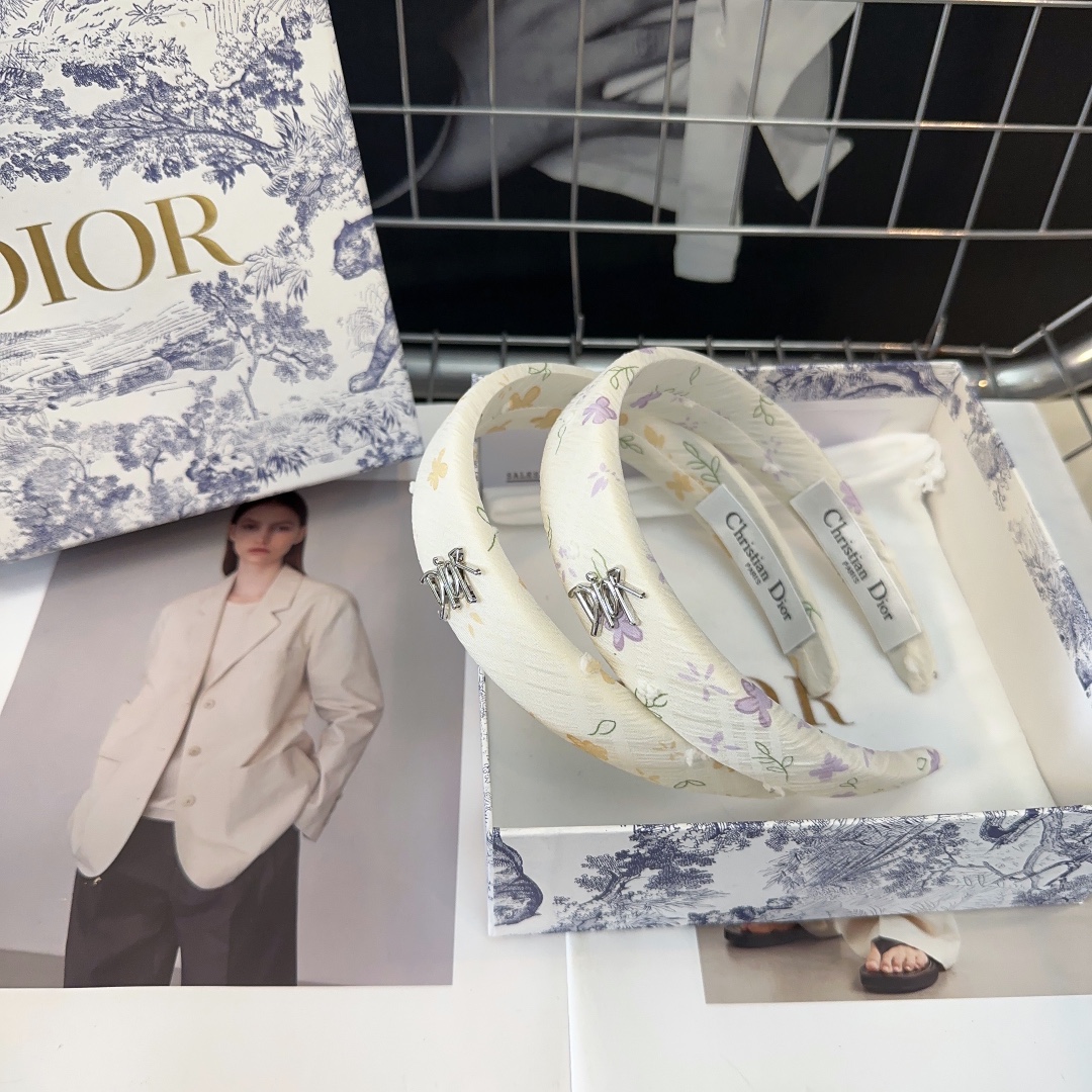 NO:281350,With packaging box Dior's new small flower headband, summer fresh series, fashionable and versatile!  Simple and practical, essential hair accessories, hairpins, dior, dior, hairpins19860909配包装盒 Dior（迪奥）新款小花朵发箍,夏日小清新系列,时尚百搭！简单实用 小姐姐必备发饰,发夹,dior,dior,hairpins,accessory