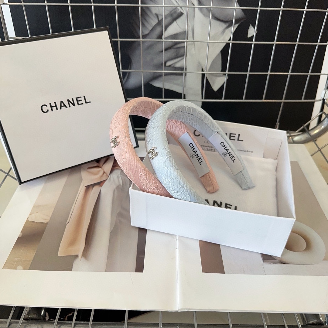 NO:281362,P with packaging box Chanel's latest small fragrant headband, super beautiful!  A very famous lady style, a must-have for a little fairy... Hair accessories, hairpins, chanel, chanel, hairpins19860909P 配包装盒 Chanel (香奈儿)最新款小香发箍,超级好看！名媛范儿十足,小仙女必备…发饰,发夹,chanel,chanel,hairpins,accessory