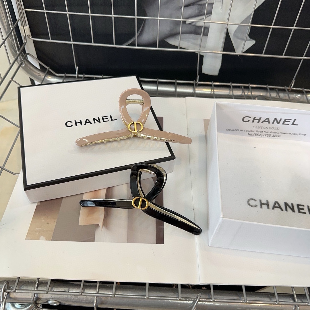 NO:281377,With packaging box Dior D's new style clip, fashionable and versatile!  Simple and practical, essential hair accessories for young ladies, hairpins, dior, dior, dior, hairpins19860909配包装盒 Dior（迪奥）D家新款抓夹,时尚百搭！简单实用 小姐姐必备发饰,发夹,dior,dior,dior,hairpins,accessory