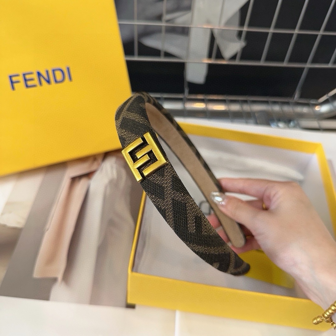 NO:281357,P with packaging box FENDI's new F headband, retro temperament and beauty, simple and versatile!  The young lady closed her eyes and went into...hair accessories, hairpins, fendi, fendi, hairpins19860909P 配包装盒 FENDI（芬迪）新款F发箍,复古气质美,简约百搭！小姐姐闭眼入…发饰,发夹,fendi,fendi,hairpins,accessory