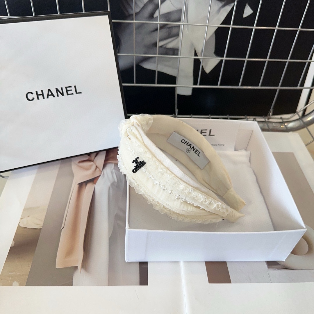 NO:281360,P with packaging box Chanel's latest small fragrant headband, super beautiful!  A very famous lady style, a must-have for a little fairy... Hair accessories, hairpins, chanel, chanel, hairpins19860909P 配包装盒 Chanel (香奈儿)最新款小香发箍,超级好看！名媛范儿十足,小仙女必备…发饰,发夹,chanel,chanel,hairpins,accessory