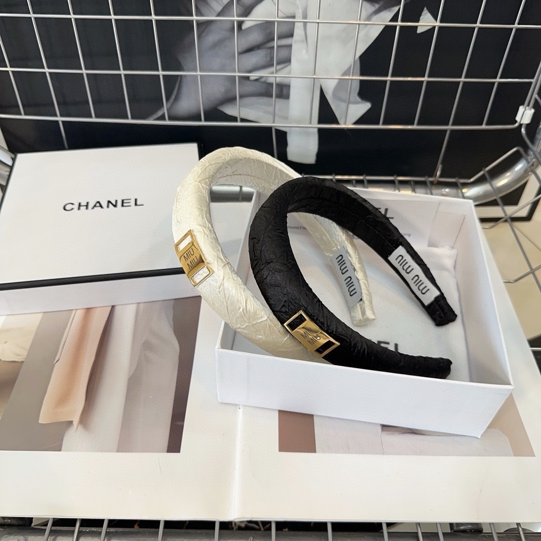 NO:281363,P with packaging box Miumiu's new letter headband, simple and elegant, practical and versatile, worth buying!  Black and white hair accessories, hairpins, miumiu, hairpins19860909P 配包装盒 miumiu新款字母发箍,简单优雅,实用百搭,值得入手！黑,白两色发饰,发夹,miumiu,hairpins,accessory