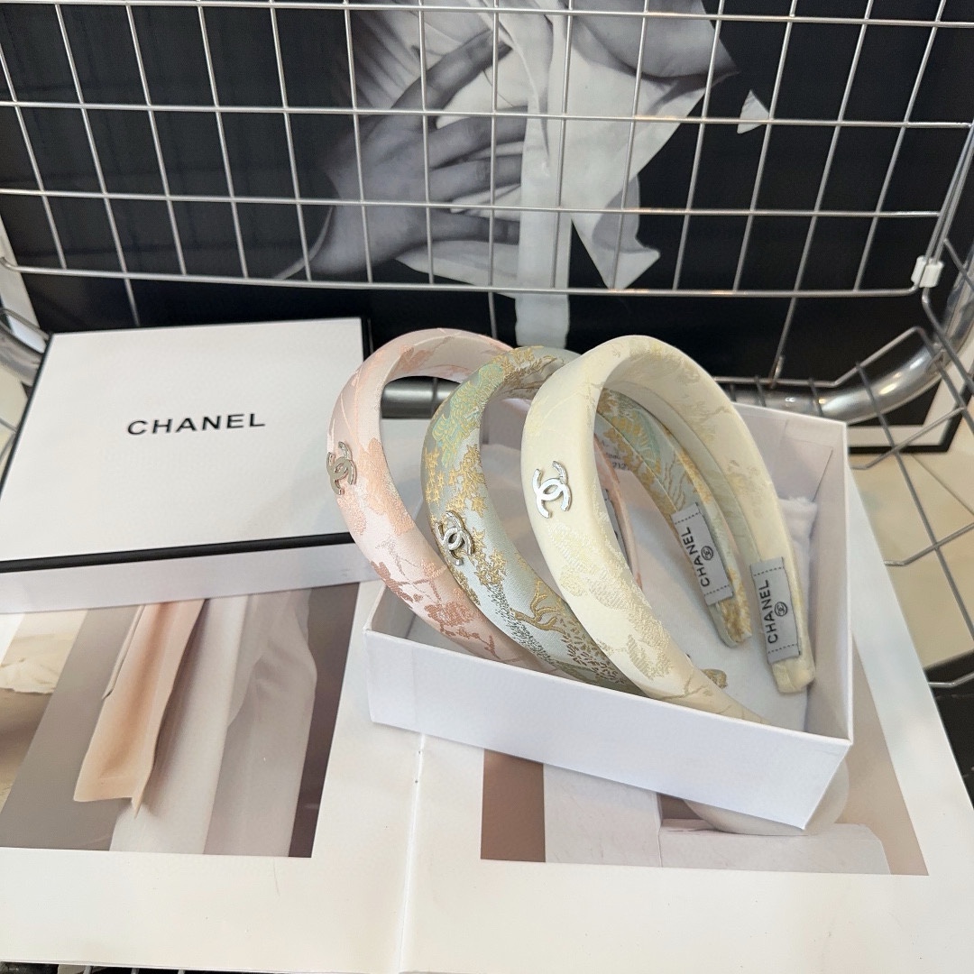 NO:281366,P with packaging box Chanel's latest small chanel jacquard headband, super beautiful!  A very famous lady style, a must-have for a little fairy... Hair accessories, hairpins, chanel, chanel, hairpins19860909P 配包装盒 Chanel (香奈儿)最新款小香提花发箍,超级好看！名媛范儿十足,小仙女必备…发饰,发夹,chanel,chanel,hairpins,accessory