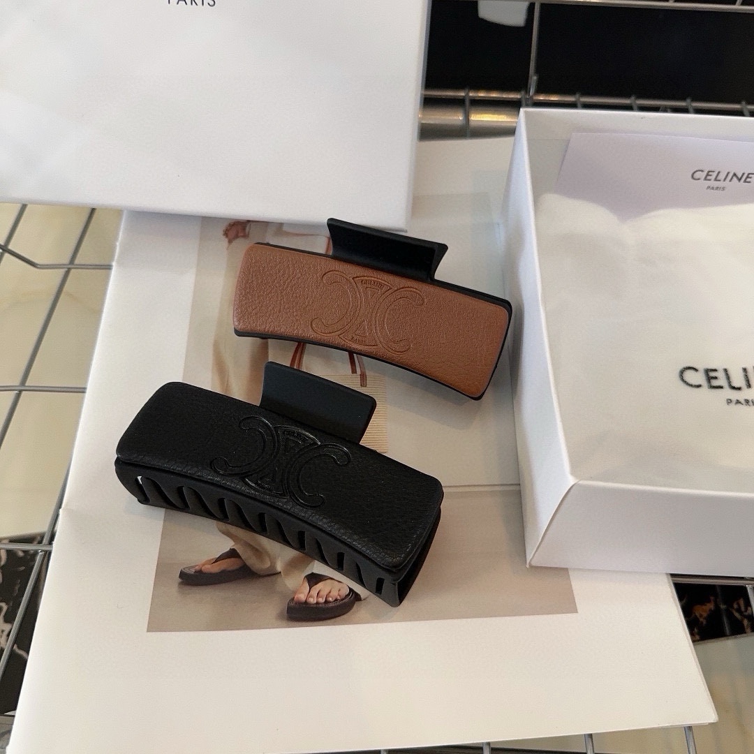 NO:281369,P with packaging box (single) CELINE Arc de Triomphe new leather grabber, full of retro style, sweet and cool goddess essential hair accessories, hairpins, celine, celine, hairpins19860909P 配包装盒（单个） CELINE（赛琳）凯旋门新款皮质抓夹,复古风十足,甜酷女神必备单品发饰,发夹,celine,celine,hairpins,accessory