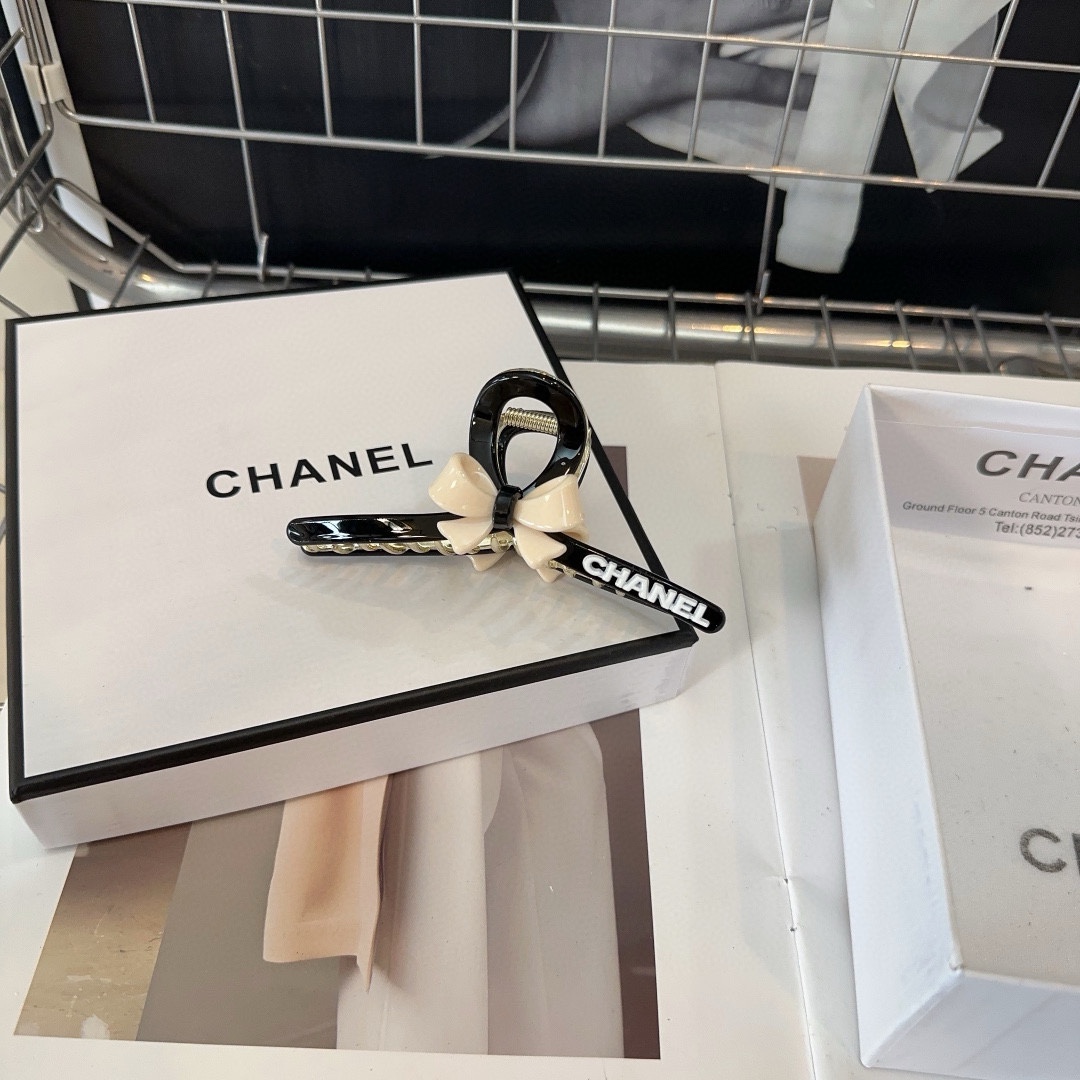 NO:281372,P with packaging box Chanel (Chanel) latest small-scented clip, fashionable and versatile, full of celebrity style!  A must-have for fairies…hair accessories, hairpins, chanel, chanel, hairpins19860909P 配包装盒 Chanel (香奈儿)最新款小香爆款抓夹,时尚百搭,名媛范儿十足！小仙女必备…发饰,发夹,chanel,chanel,hairpins,accessory