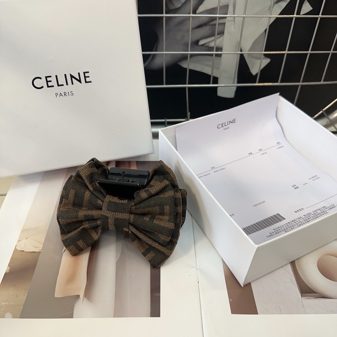 NO:281375,P with packaging box FENDI (Fendi) new F grab clip, retro temperament and beauty, simple and versatile, a must-have for little beauties... Hair accessories, hairpins, fendi, fendi, hairpins19860909P 配包装盒 FENDI（芬迪）新款F抓夹,复古气质美,简约百搭,小美女必备…发饰,发夹,fendi,fendi,hairpins,accessory