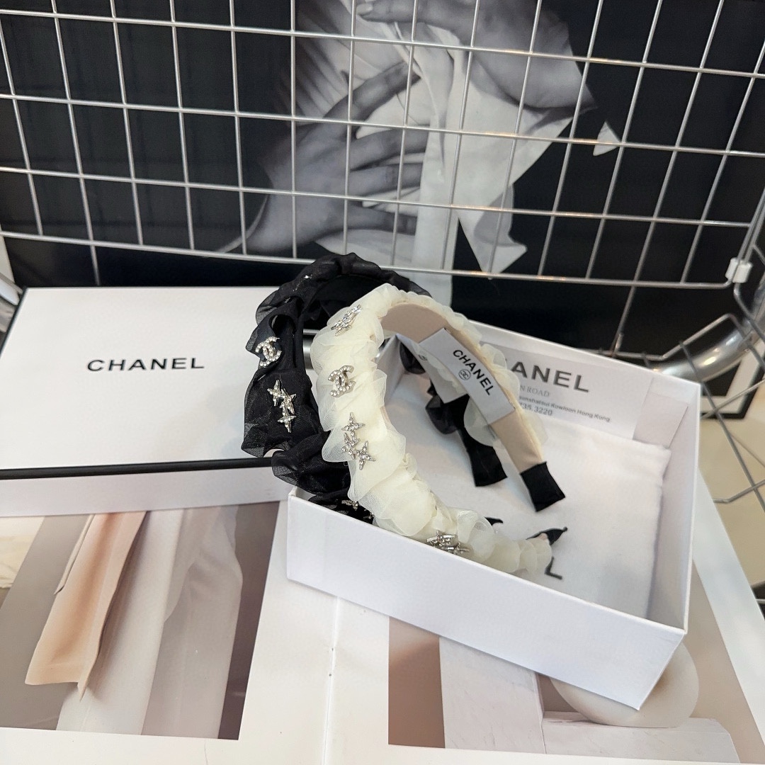 NO:281381,P with packaging box Chanel's latest small fragrant headband, shining little stars are super beautiful!  A very famous lady style, a must-have for a little fairy... Hair accessories, hairpins, chanel, chanel, hairpins19860909P 配包装盒 Chanel (香奈儿)最新款小香发箍,闪耀小星星超级好看！名媛范儿十足,小仙女必备…发饰,发夹,chanel,chanel,hairpins,accessory