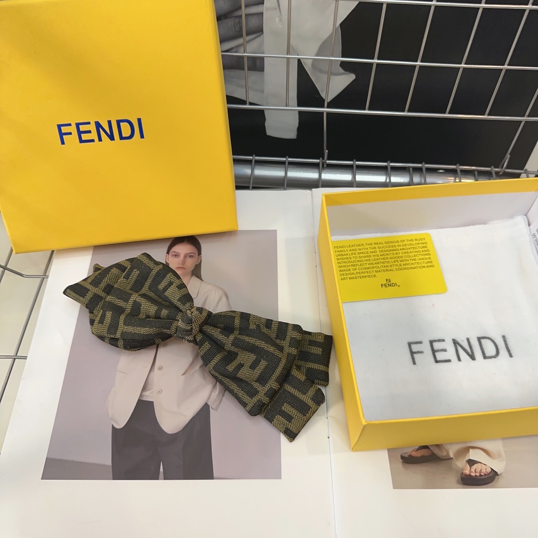 NO:281383,P with packaging box FENDI (Fendi) new F-spring top clip, retro temperament and beauty, simple and versatile, a must-have for little beauties... Hair accessories, hairpins, fendi, fendi, hairpins19860909P 配包装盒 FENDI（芬迪）新款F弹簧顶夹,复古气质美,简约百搭,小美女必备…发饰,发夹,fendi,fendi,hairpins,accessory