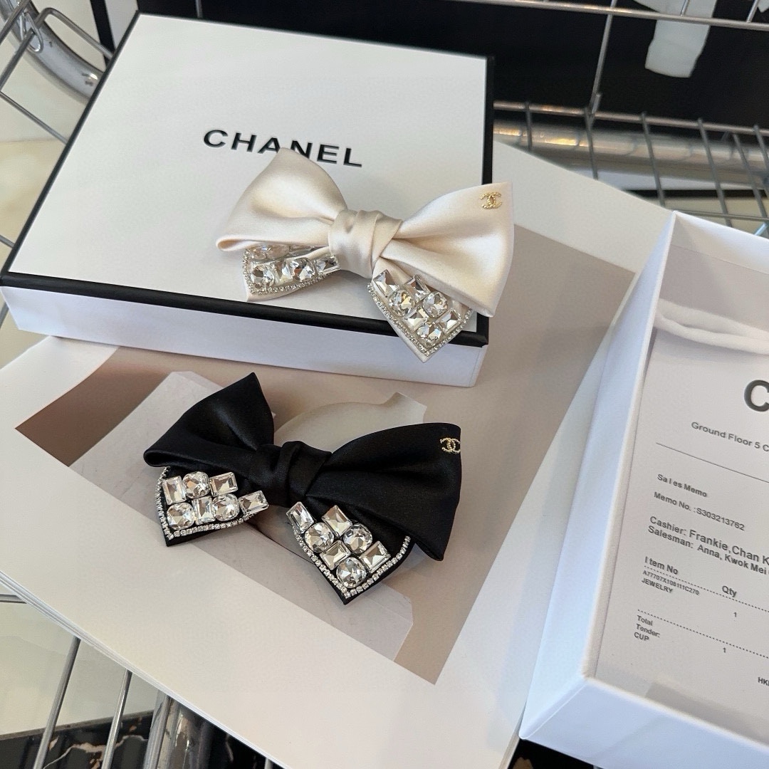 NO:281448,P with packaging box Chanel's latest small fragrant duckbill clip, simple and practical, fashionable and trendy!  A must-have for fairies…hair accessories, hairpins, chanel, chanel, hairpins19860909P 配包装盒 Chanel (香奈儿)最新小香鸭嘴夹,简单实用,时尚潮流！小仙女必备…发饰,发夹,chanel,chanel,hairpins,accessory