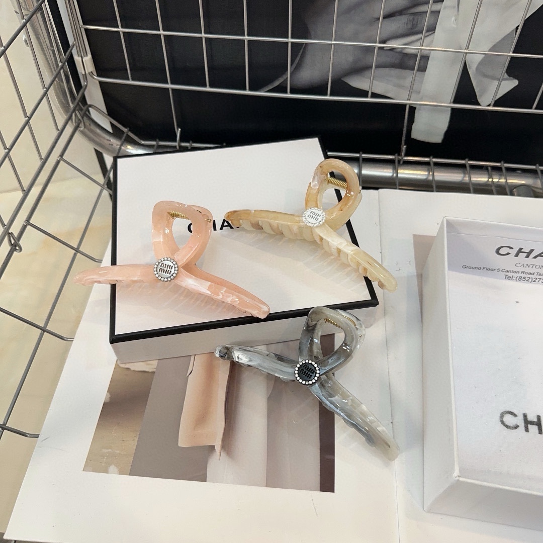 NO:281453,P with packaging box Miumiu's new letter clip, simple and elegant, practical and versatile, worth buying!  Hair accessories, hairpins, miumiu, hairpins19860909P 配包装盒 miumiu新款字母抓夹,简单优雅,实用百搭,值得入手！发饰,发夹,miumiu,hairpins,accessory
