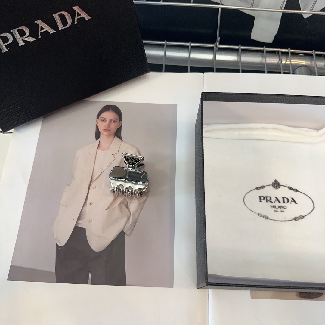 NO:281459,P with packaging box PRADA triangular marking clip small grab clip, fashionable and fashionable product, very easy to match!  A must-have hair accessories, hairpins, prada, prada, hairpins19860909P 配包装盒 PRADA（普拉达）三角标边夹小抓夹,时尚潮品,非常好搭配！小姐姐必备发饰,发夹,prada,prada,hairpins,accessory