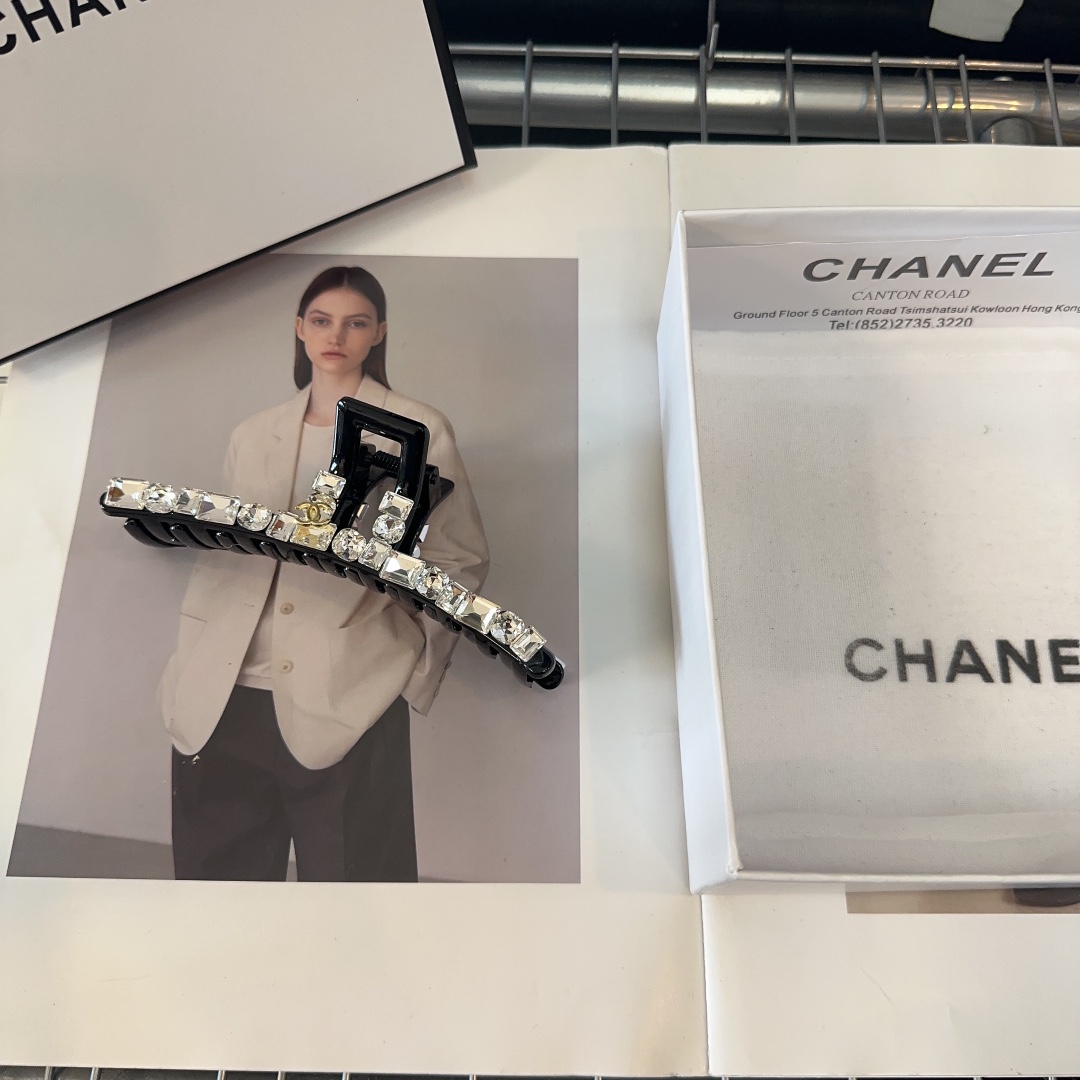 NO:281461,P with packaging box Chanel (Chanel) new small fragrance clip, the shiny little diamonds are so beautiful!  Goddess must enter hair accessories, hairpins, chanel, chanel, hairpins19860909P 配包装盒 Chanel (香奈儿)新款小香抓夹,闪亮的小钻石实在太美了！女神必入哦发饰,发夹,chanel,chanel,hairpins,accessory