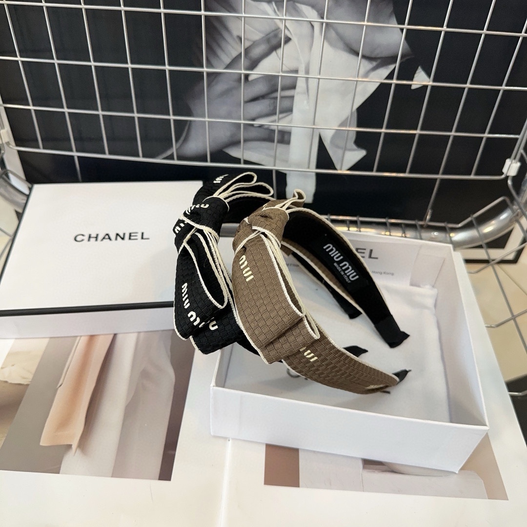 NO:281463,P with packaging box Miumiu's new letter headband, simple and elegant, practical and versatile, worth buying!  Black, coffee and hair accessories, hairpins, miumiu, hairpins19860909P 配包装盒 miumiu新款字母发箍,简单优雅,实用百搭,值得入手！黑,咖两色发饰,发夹,miumiu,hairpins,accessory