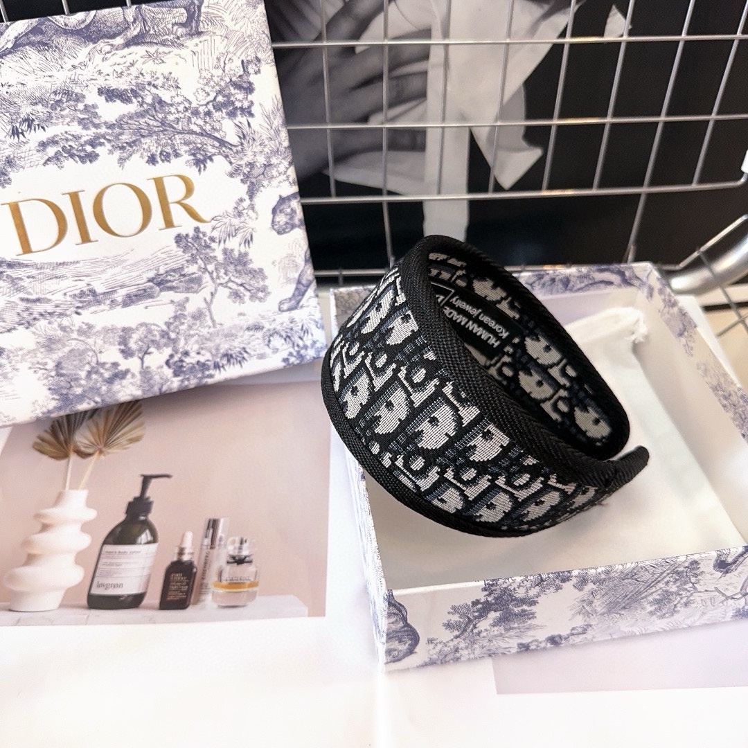 NO:281467,With packaging box Dior D-home letter headband, classic D-shaped pattern, fashionable and versatile!  Simple and practical, essential hair accessories for young ladies, hairpins, dior, dior, dior, hairpins19860909配包装盒 Dior（迪奥）D家字母发箍,经典D字纹,时尚又百搭！简单实用 小姐姐必备发饰,发夹,dior,dior,dior,hairpins,accessory